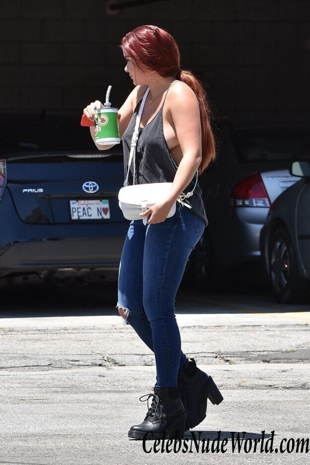 Ariel Winter Braless 48729