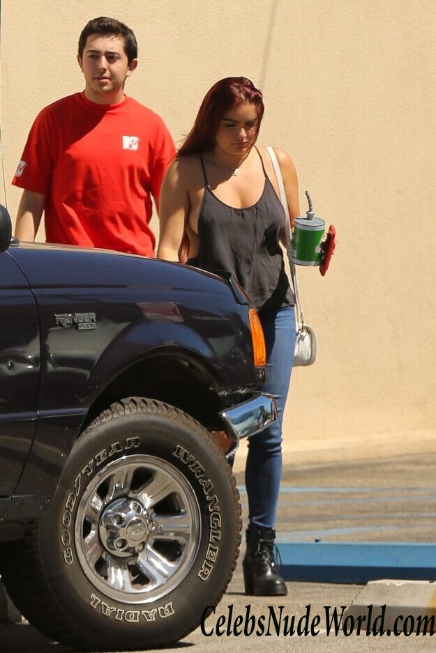 Ariel Winter Braless 48739