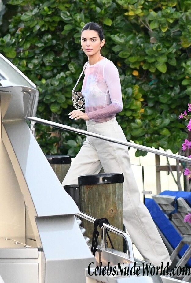 Kendall Jenner, Bella Hadid, Kourtney Kardashian Hot 49378