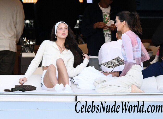 Kendall Jenner, Bella Hadid, Kourtney Kardashian Hot 49379