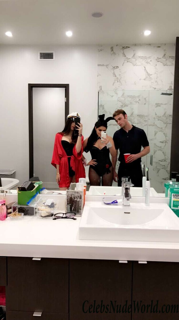 Ariel Winter Sexy Photo 51099