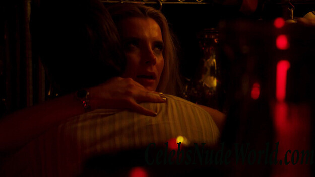 Betty Gilpin Sexy 51116