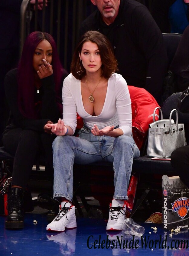 Bella Hadid Cleavage 52325