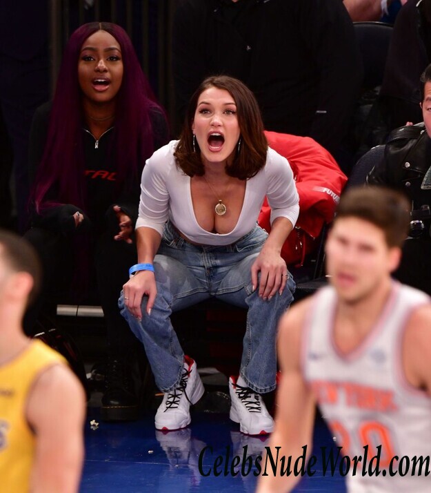 Bella Hadid Cleavage 52326