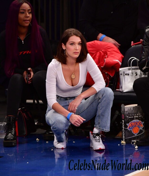 Bella Hadid Cleavage 52337