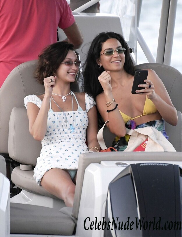 Bella Hadid Upskirt 53182