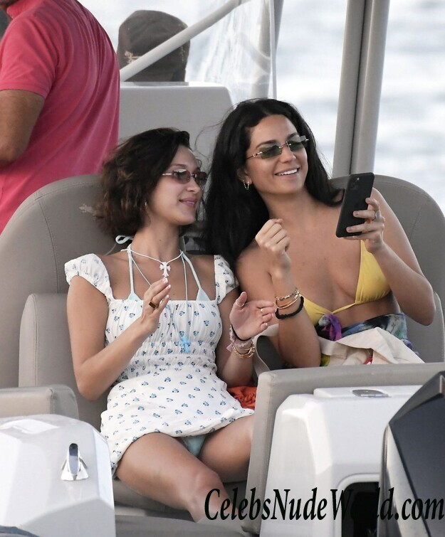 Bella Hadid Upskirt 53184