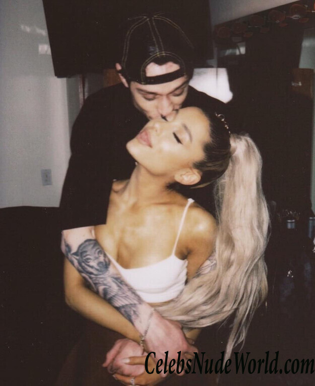 Ariana Grande Sexy 53709