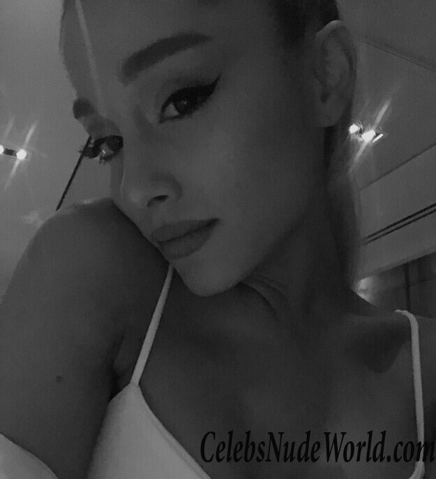 Ariana Grande Sexy 53712