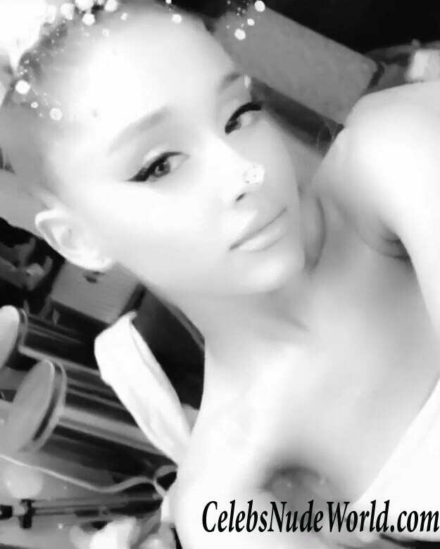 Ariana Grande Sexy 53738
