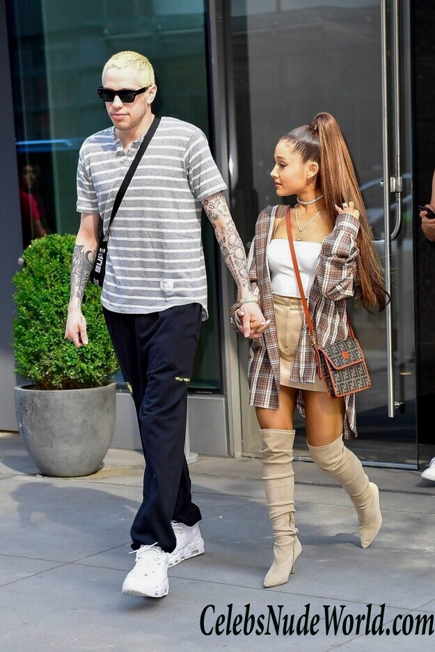 Ariana Grande Sexy 53744