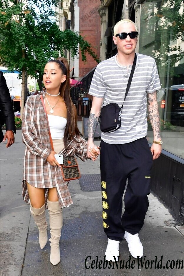 Ariana Grande Sexy 53745