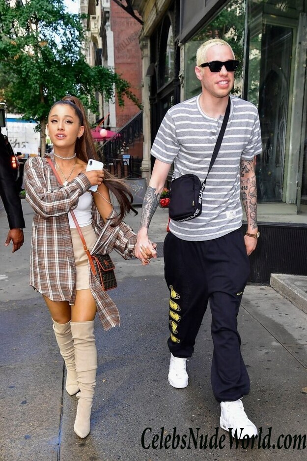 Ariana Grande Sexy 53750