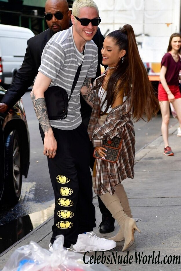 Ariana Grande Sexy 53751