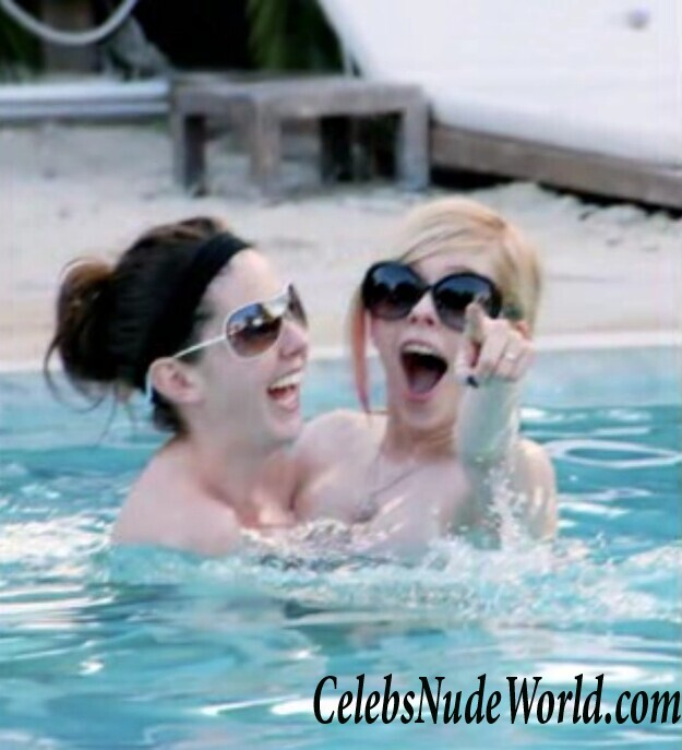 Fabulous Avril Lavigne naked pictures 53822