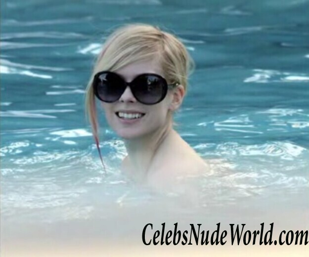 Fabulous Avril Lavigne naked pictures 53824
