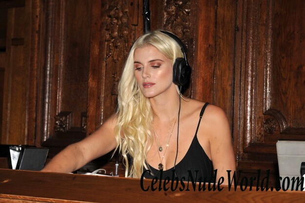 Ashley James Cleavage 54105