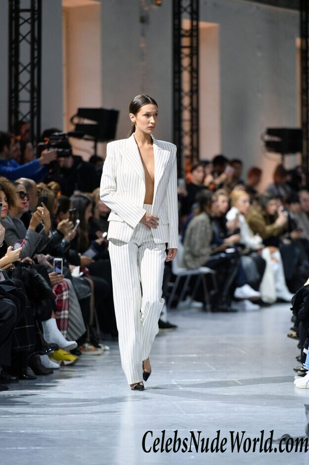 Bella Hadid Braless 54204