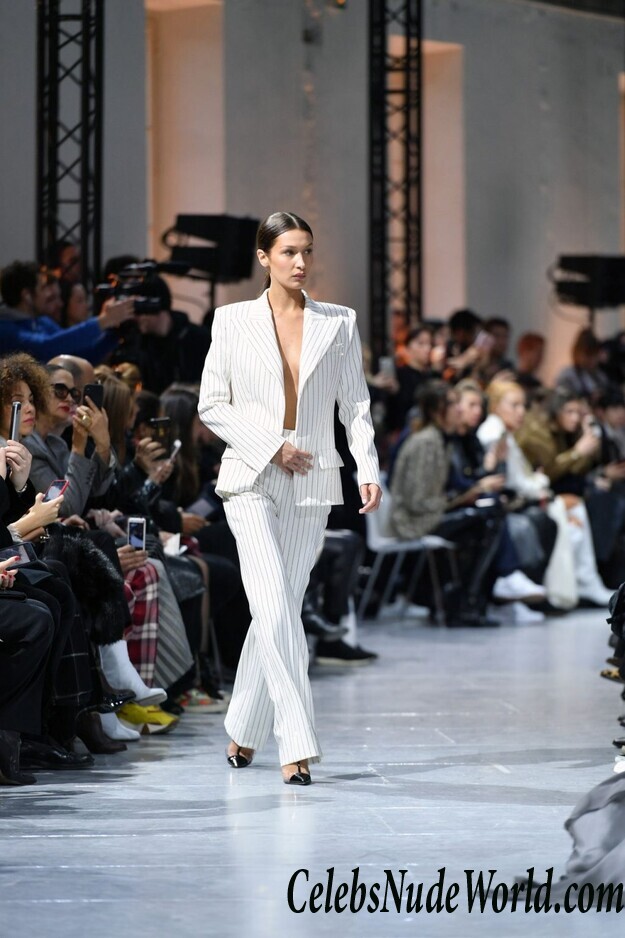 Bella Hadid Braless 54208