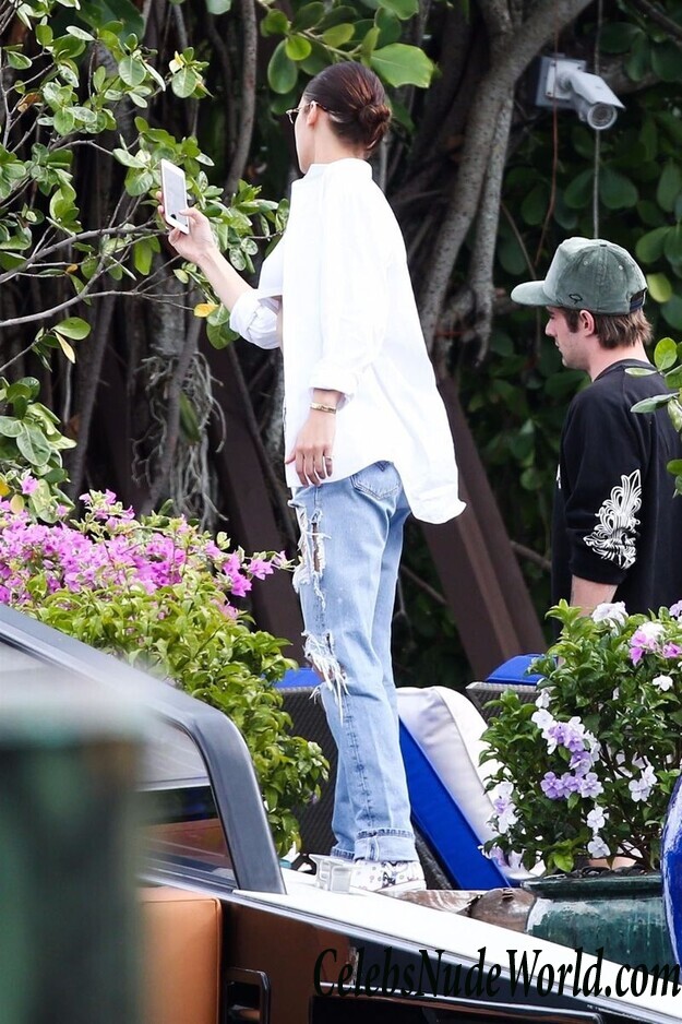 Bella Hadid Underboob 55136