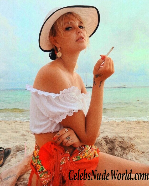 Bonnie Strange Sexy 55883