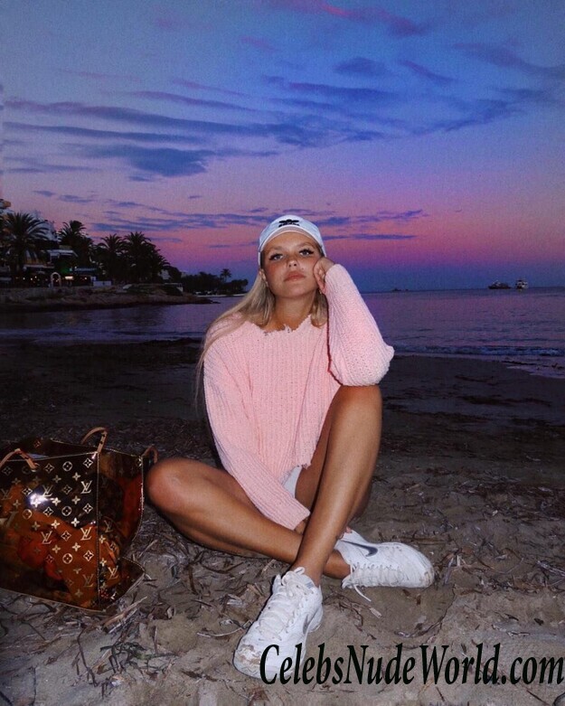 Bonnie Strange Sexy 55884