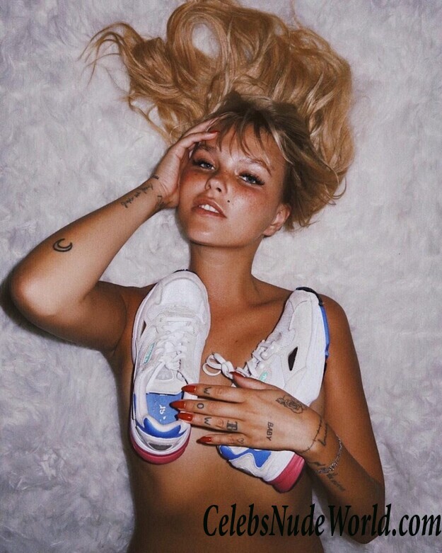 Bonnie Strange Sexy 55887