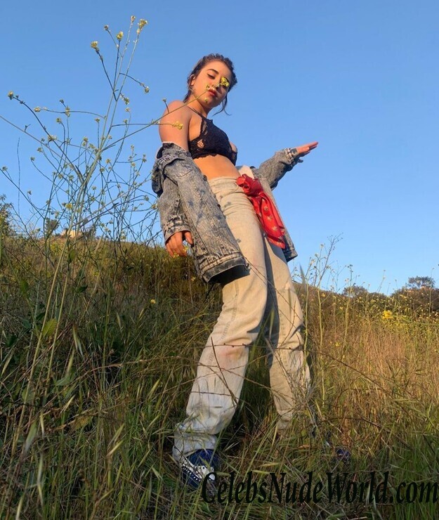 Caylee Cowan Sexy 56920