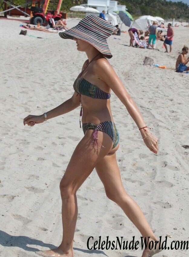 Cathy Hummels Chilling On The Beach 58398