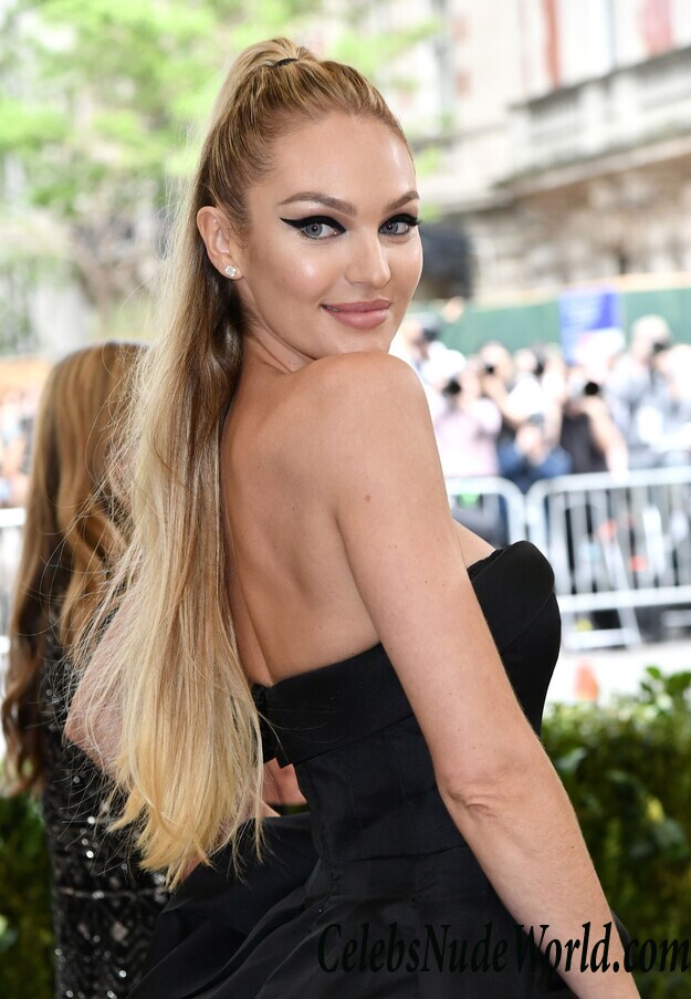 Candice Swanepoel Hot Cleavage Pics 58477