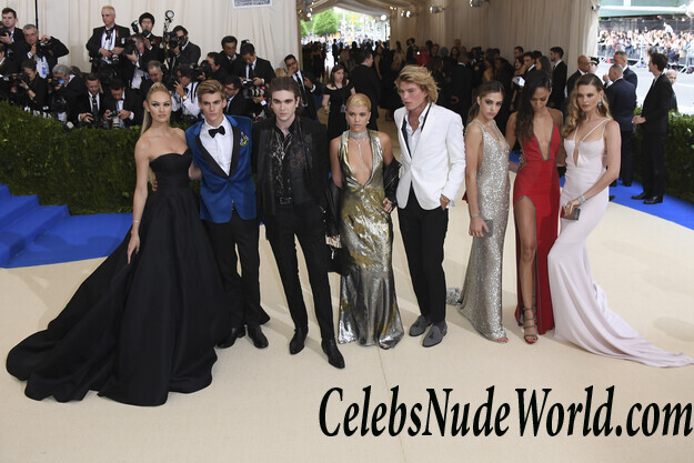 Candice Swanepoel Hot Cleavage Pics 58480