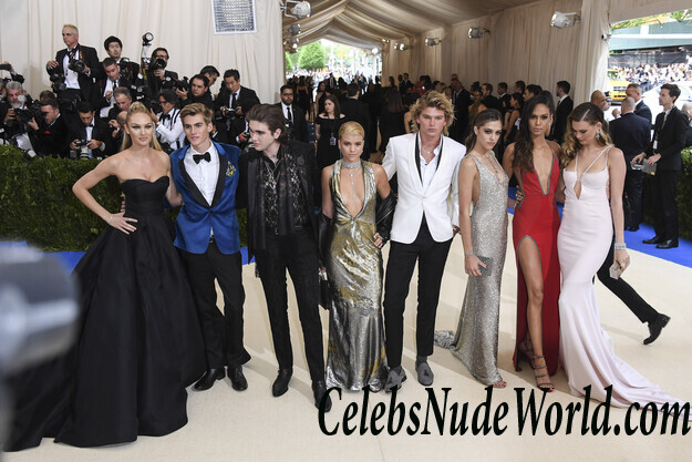 Candice Swanepoel Hot Cleavage Pics 58481