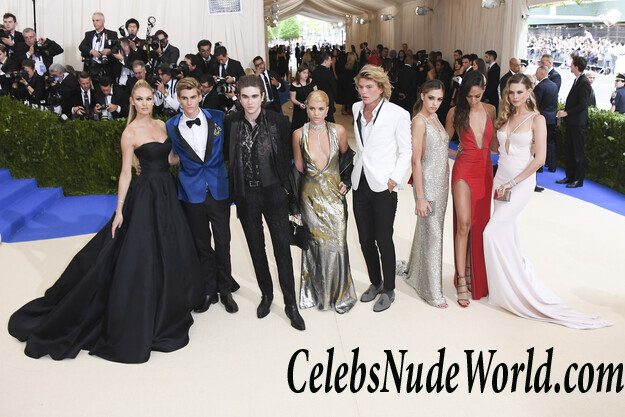 Candice Swanepoel Hot Cleavage Pics 58482