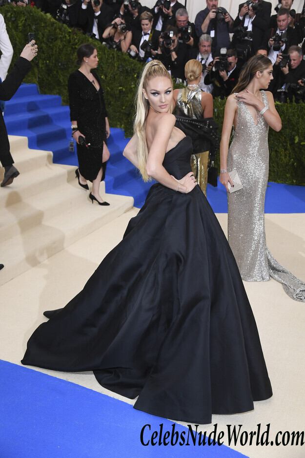 Candice Swanepoel Hot Cleavage Pics 58487