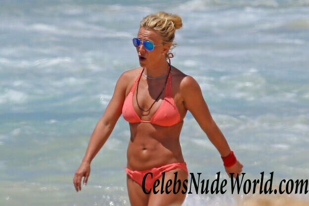Britney Spears Did It Again: Looking Great In Bikini 59591