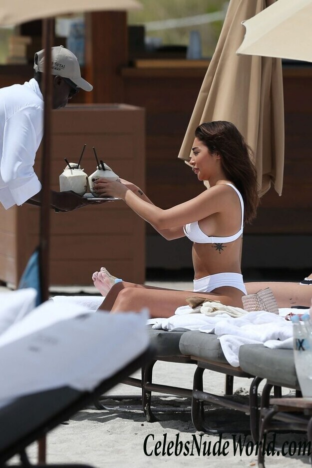 Chantel Jeffries Looking Beautiful on the Beach 59661