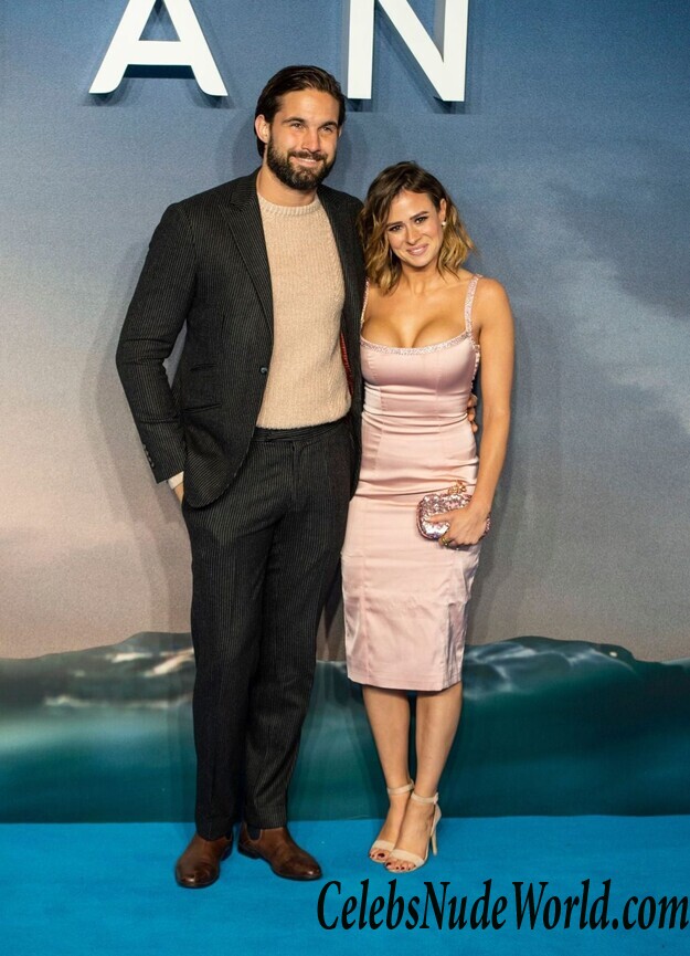 Camilla Thurlow Cleavage 63320