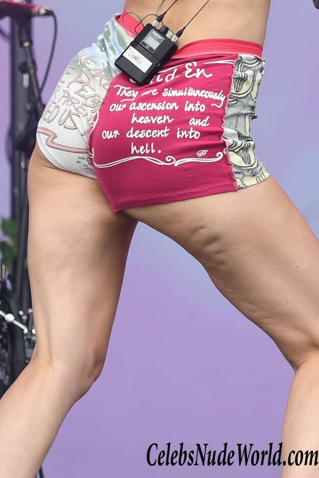 Charli XCX Sexy 64724