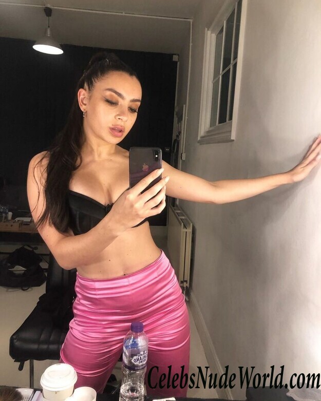 Charli XCX Cleavage 64834