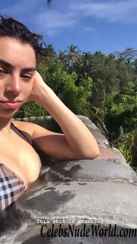 Charli XCX Cleavage 64836