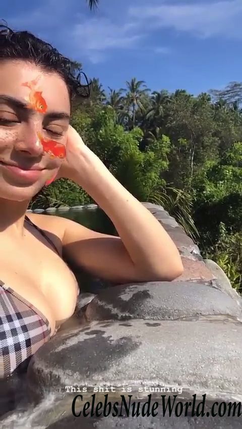 Charli XCX Cleavage 64837