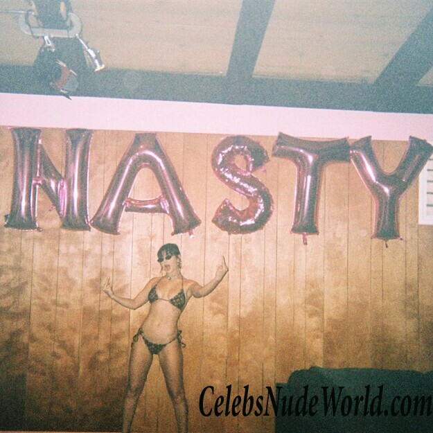 Charli XCX Cleavage 64841