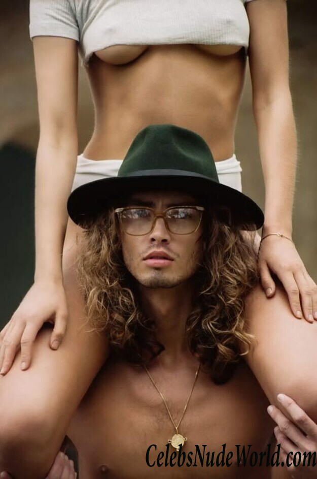 Caroline Corinth Shows Her Tiny Tits 65096