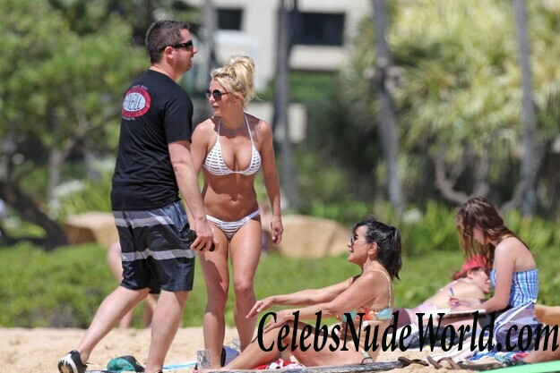 Britney Spears Looks Amazing In Bikini (Again) 65164