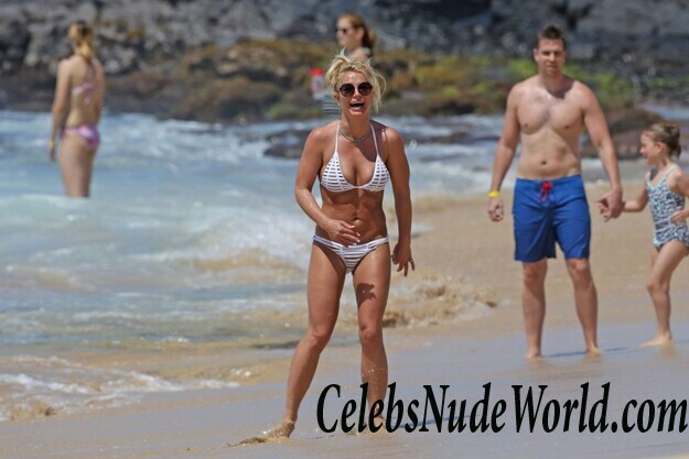 Britney Spears Looks Amazing In Bikini (Again) 65170
