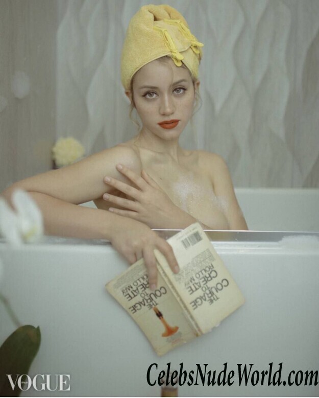 Caylee Cowan Topless 65803