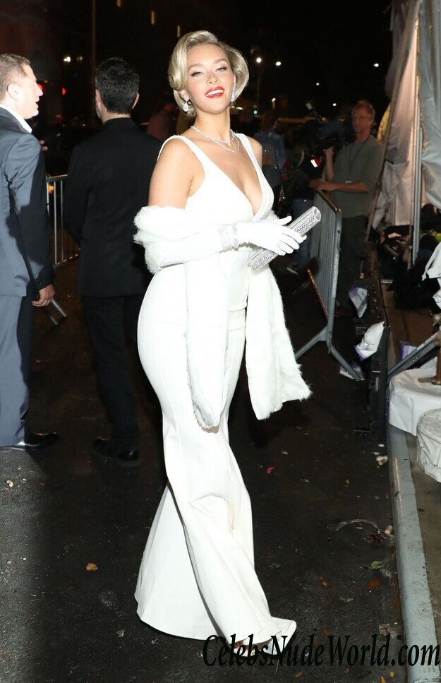 Camille Kostek Cleavage 66072