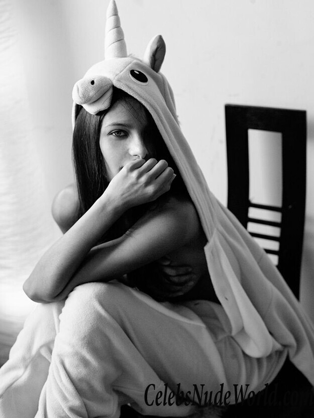 Bruna Lirio Nude 66107