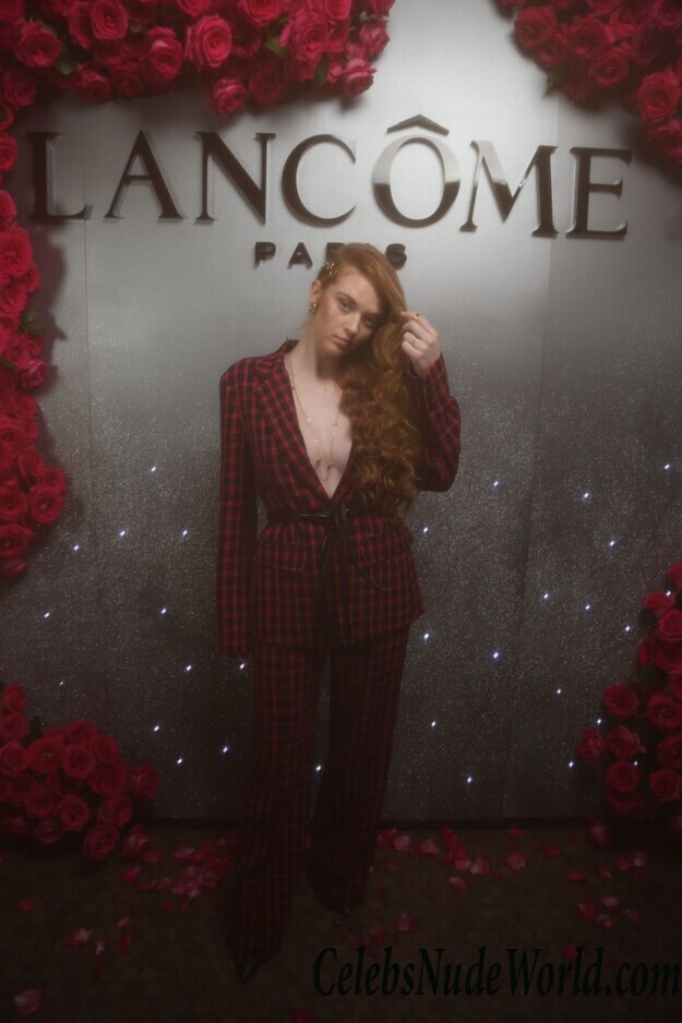 Camren Bicondova & Larsen Thompson Cleavage 66491