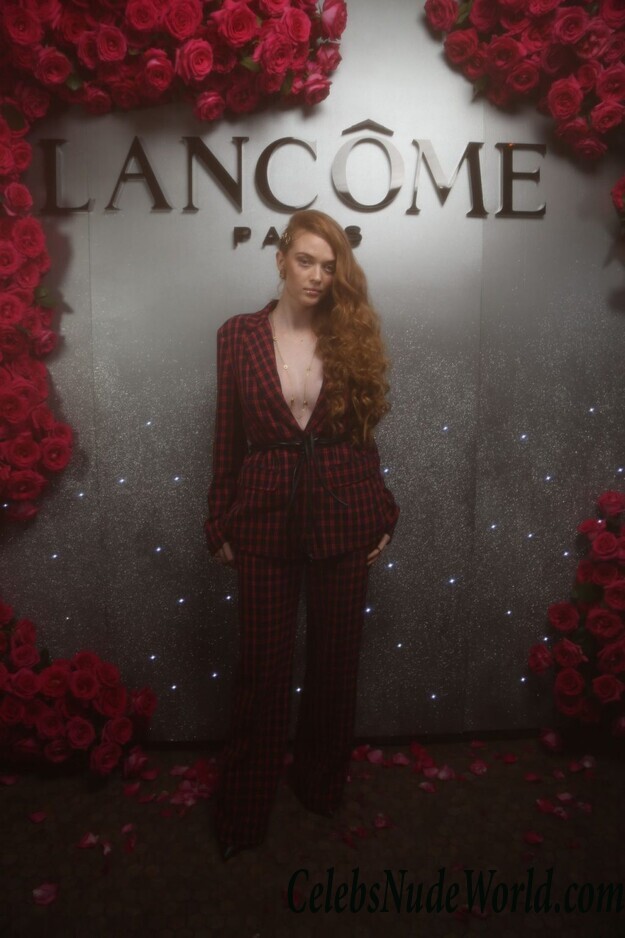 Camren Bicondova & Larsen Thompson Cleavage 66493